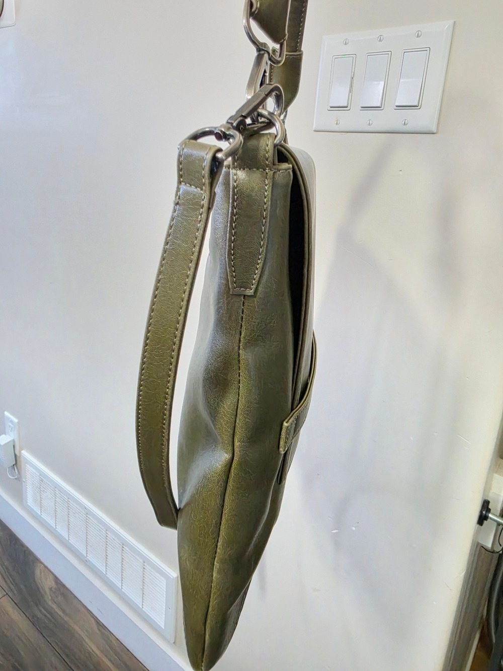 Matt & Nat Olive Green Vegan Leather Crossbody Tote Large - Picture 6 of 13